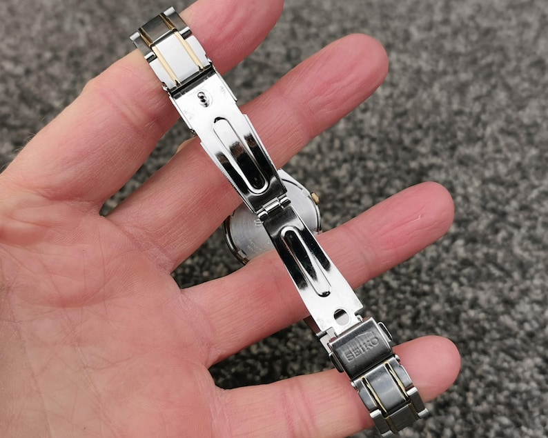 Seiko SOLAR-klocka, blå urtavla, ljusgrå visare, E/F-dagarsdatum, rostfritt stålarmband bild 7