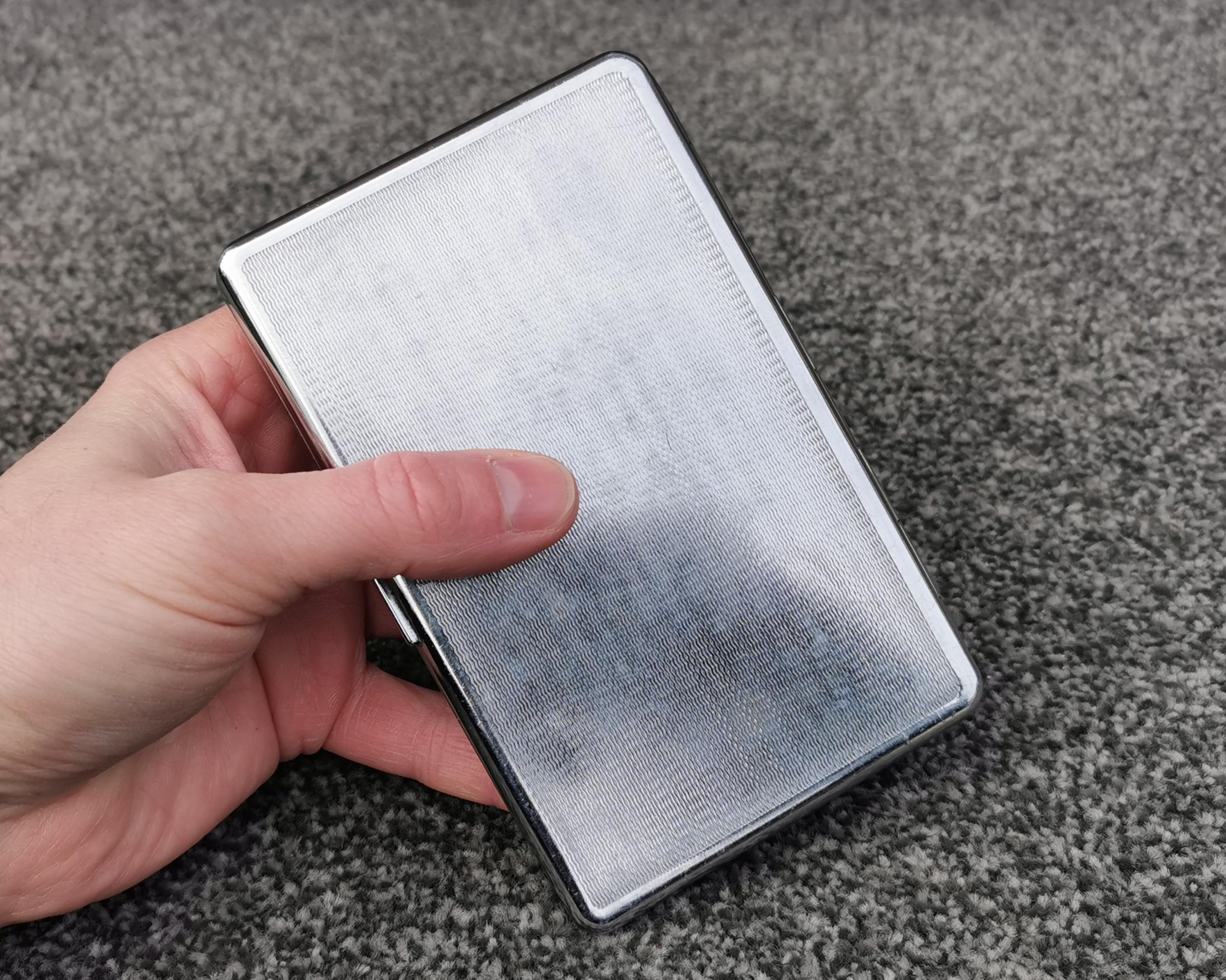 金属製シガレットケースまたはカードウォレット、エンジンターン