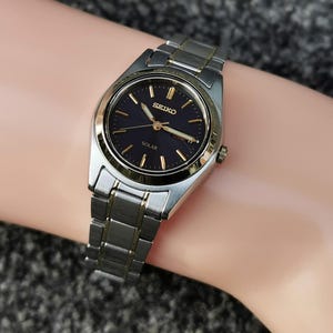 Seiko SOLAR-klocka, blå urtavla, ljusgrå visare, E/F-dagarsdatum, rostfritt stålarmband bild 11