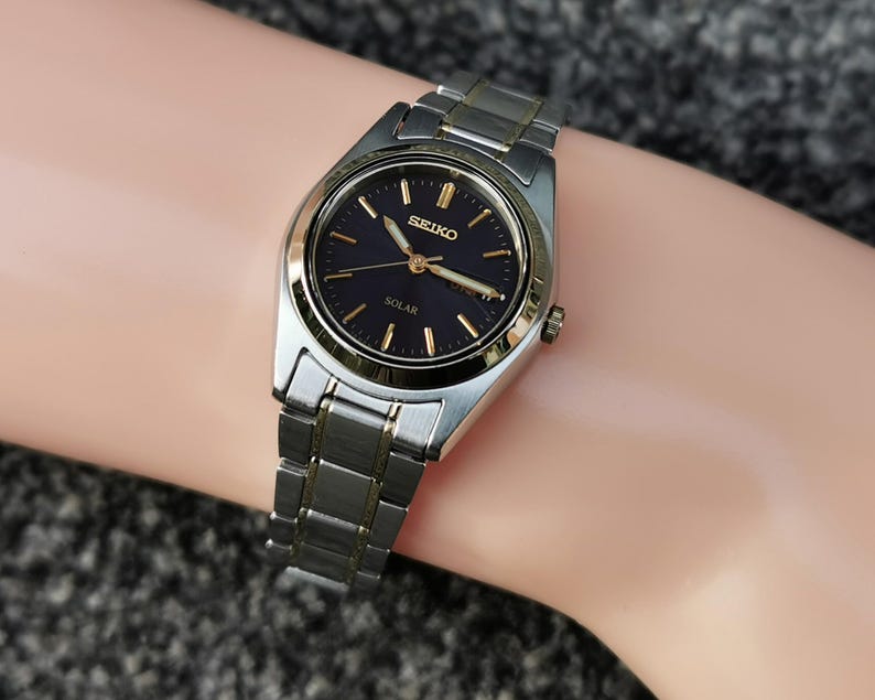 Seiko SOLAR-klocka, blå urtavla, ljusgrå visare, E/F-dagarsdatum, rostfritt stålarmband bild 11