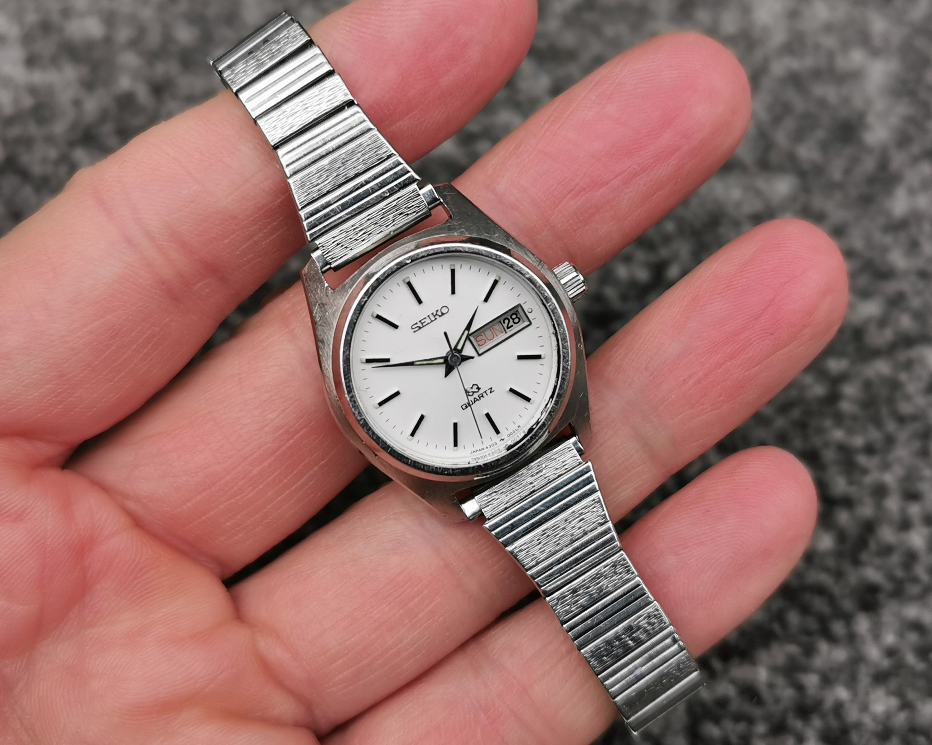 1977 Seiko Watch SQ Quartz, Chinese & English Day Date Indicator, Stainless Steel, Vintage Mum, Wife, Grandma Gift Idea - Etsy 1977 Seiko Watch SQ Quartz, Chinese & English Day Date Indicator, Stainless Steel, Vintage Mum, Wife, Grandma Gift Idea - Etsy
