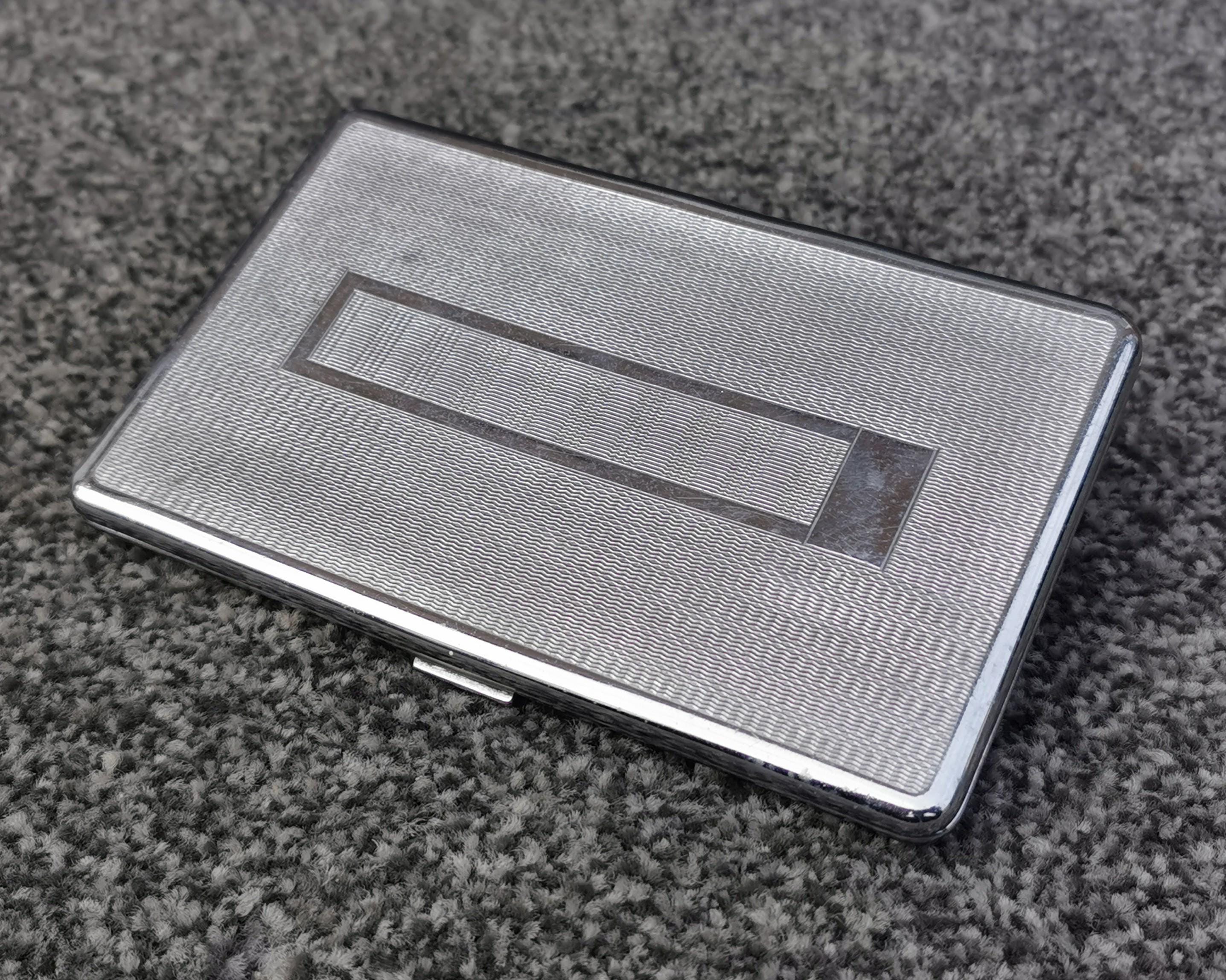 金属製シガレットケースまたはカードウォレット、エンジンターン