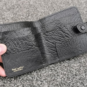Cartera de cadera vintage de piel granulada, cierre con lengüeta, fundas para billetes y tarjetas de crédito