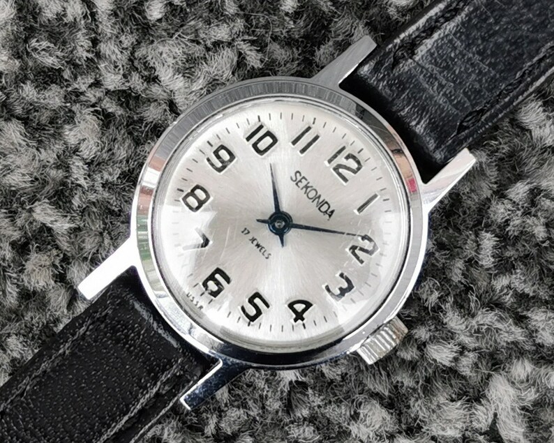 Vintage Sekonda horloge uit de jaren 70, 17 juwelen ronde geborstelde zilveren wijzerplaat lederen band afbeelding 3