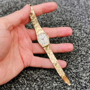 Reloj vintage Everite de fabricación suiza, movimiento de 17 rubíes, cuerda manual, pulsera chapada en oro texturizado, joyería retro.