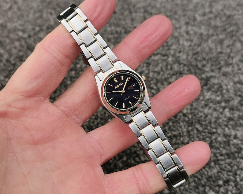 Seiko SOLAR-klocka, blå urtavla, ljusgrå visare, E/F-dagarsdatum, rostfritt stålarmband bild 3
