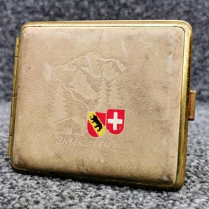 Portasigarette Interlaken Svizzera anni '50, rilegato in pelle, interno in bachelite, doppio fermaglio, da collezione.
