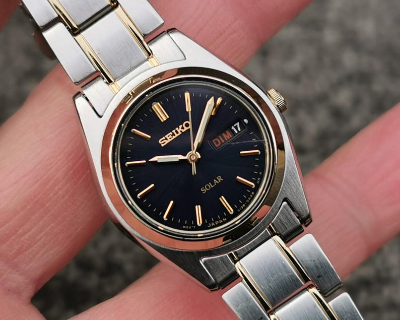 Seiko SOLAR-klocka, blå urtavla, ljusgrå visare, E/F-dagarsdatum, rostfritt stålarmband bild 4