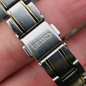Seiko SOLAR-klocka, blå urtavla, ljusgrå visare, E/F-dagarsdatum, rostfritt stålarmband bild 6