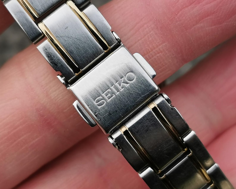 Seiko SOLAR-klocka, blå urtavla, ljusgrå visare, E/F-dagarsdatum, rostfritt stålarmband bild 6