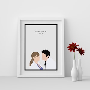 Può includere: Una stampa incorniciata bianca con un'illustrazione in bianco e nero di una coppia che si guarda. Il testo "Pick me. Choose me. Love me." è stampato in nero nella parte superiore della stampa.