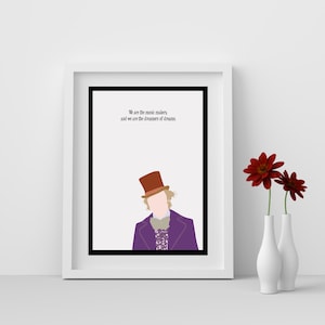 以下が含まれることがあります： 紫色のコートとシルクハットをかぶったキャラクターのミニマリストイラストが描かれた額入りアートプリント。プリントには「We are the music makers, and we are the dreamers of dreams.」という引用句が含まれています。