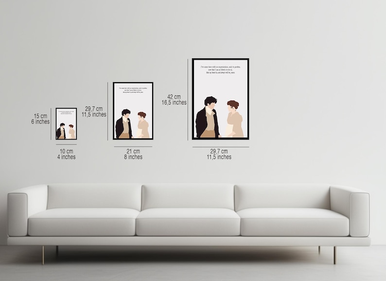 Puede incluir: Cuatro impresiones enmarcadas de una pareja en un estilo minimalista. Las impresiones est&aacute;n en marcos negros y presentan una cita de un libro. Las impresiones est&aacute;n dispuestas en una fila en una pared blanca sobre un sof&aacute; blanco. La impresi&oacute;n m&aacute;s grande mide 42 cm por 16,5 pulgadas, la siguiente m&aacute;s grande mide 29,7 cm por 11,5 pulgadas, la siguiente mide 21 cm por 8 pulgadas y la m&aacute;s peque&ntilde;a mide 10 cm por 4 pulgadas.