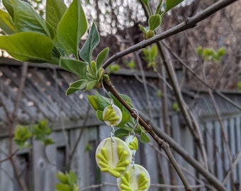 Brincos florais exclusivos feitos à mão com ganchos de prata. OOAK