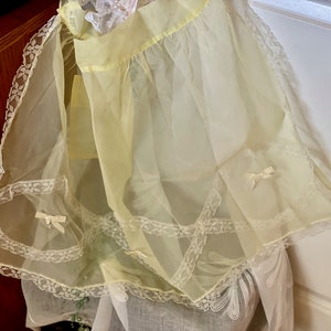 Vintage Apron - Made of Sheer Yellow Fabric - White Lace  display picture 1