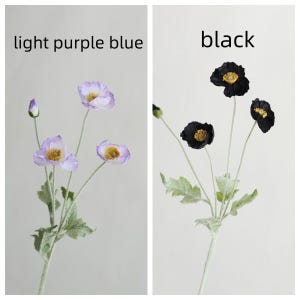 Peut inclure: Deux bouquets de fleurs de pavot artificielles, l'un en bleu violet clair et l'autre en noir. Chaque bouquet a quatre fleurs et des feuilles vertes.