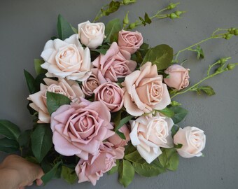 Morandi roze rozen, witte rozen, stoffige roze bloem, lichtroze rozen, beige Blush Rose, Real Touch Roses, realistische bloem2057