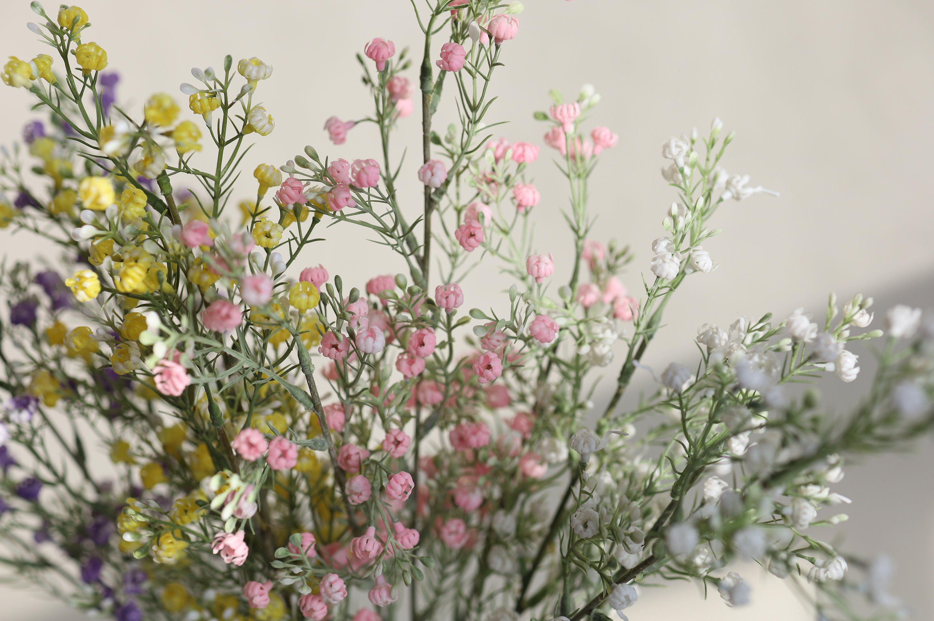 Fiori artificiali per la decorazione domestica: decora l'appartamento e