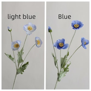 Peut inclure: Deux bouquets de fleurs de pavot artificielles, l'un en bleu clair et l'autre en bleu. Chaque bouquet a cinq fleurs et un bouton.
