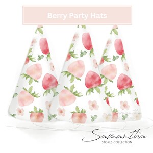 Może przedstawiać: Trzy białe czapki imprezowe z akwarelowym wzorem r&oacute;żowych truskawek, zielonych liści i białych kwiat&oacute;w. Tekst "Berry Party Hats" znajduje się w g&oacute;rnej części obrazu. Tekst "Samantha Stokes Collection" znajduje się w dolnej części obrazu.
