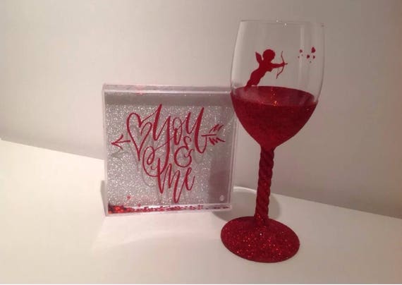 Featured image of post Valentines Wine Glasses Vinyl : A fun, colorful way to brighten up your wine!