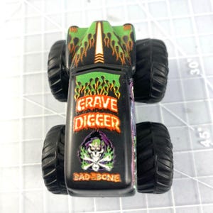 Lot 2 Monster Trucks Grave Digger & ThunderROARus Plastic 1:64 3" image 4