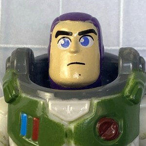 Figuras de ação Fisher-Price Imaginext Buzz Lightyear e Funcionário do Parque Jurássico (somente as figuras) imagem 2