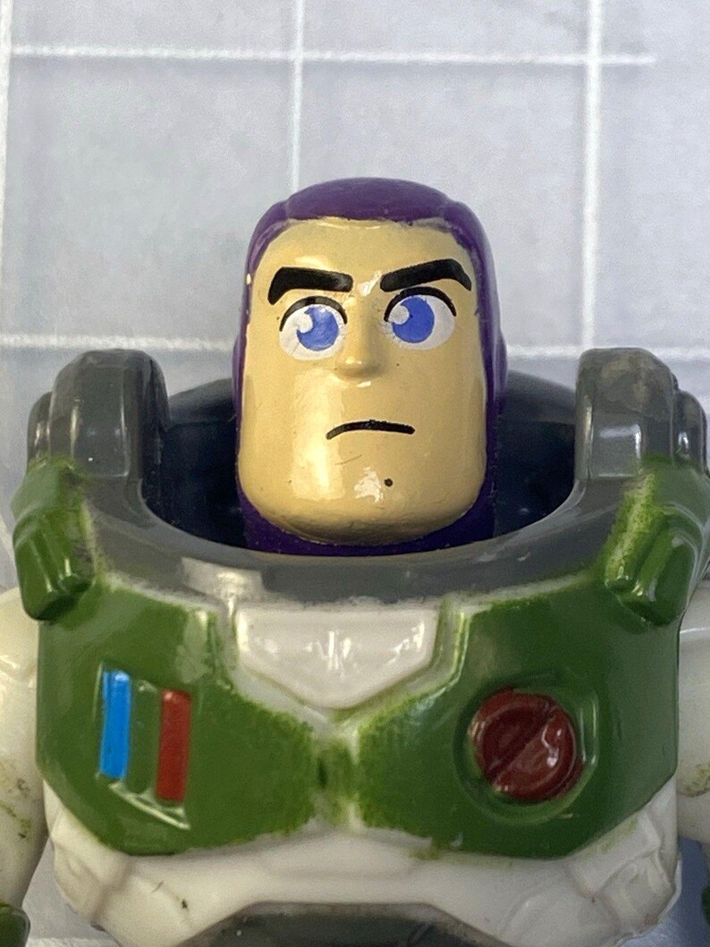 Figuras de ação Fisher-Price Imaginext Buzz Lightyear e Funcionário do Parque Jurássico (somente as figuras) imagem 2