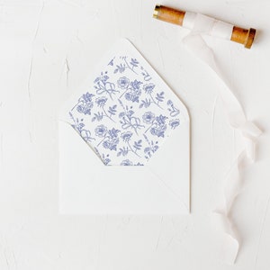 Fodera per busta di invito floreale blu e bianco per busta con lembo Euro A7, fodera per busta per download digitale, fodera per fiori blu vittoriana