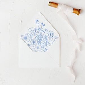 Fodere per buste da matrimonio floreali blu chiaro stampabili per buste A7, fodera per buste per download digitale, fodera per buste con fiori blu vittoriani