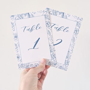 Números de mesa de recepción de boda chinoiserie azul claro con borde floral, Decoración de boda de lujo, Números de mesa de boda 5 x 7