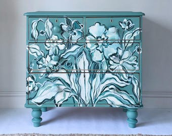 Cómoda pintada a mano con motivos florales y folclóricos, color verde, hecha a medida.