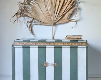 Caja para mantas rústica vintage pintada a mano con rayas verdes