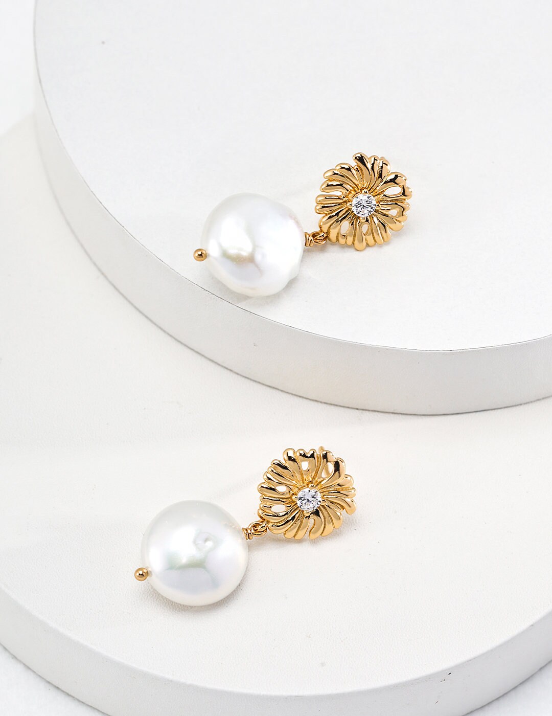 ◆VINTAGE HOLLYWOOD◆ Texture Pearl Flower Earrings VH249OEA Colorbloom 14mm White Mother of Pearl Flower and White