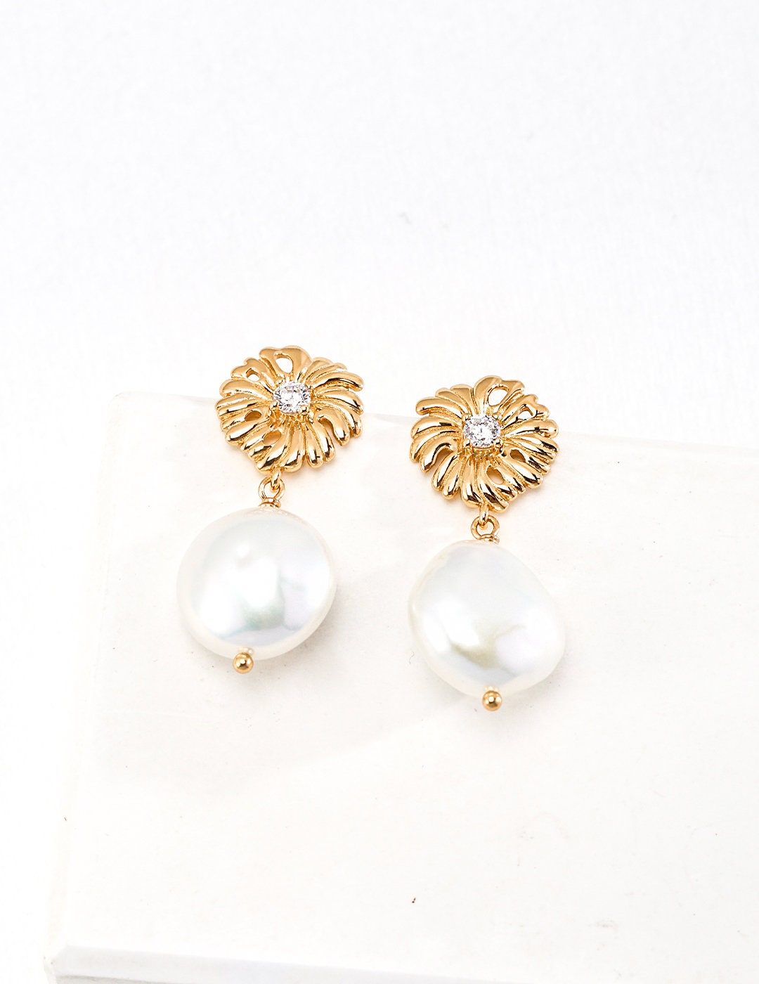 ◆VINTAGE HOLLYWOOD◆ Texture Pearl Flower Earrings VH249OEA Vintage 80's Christian Dior Flower Pearl Center Crystal