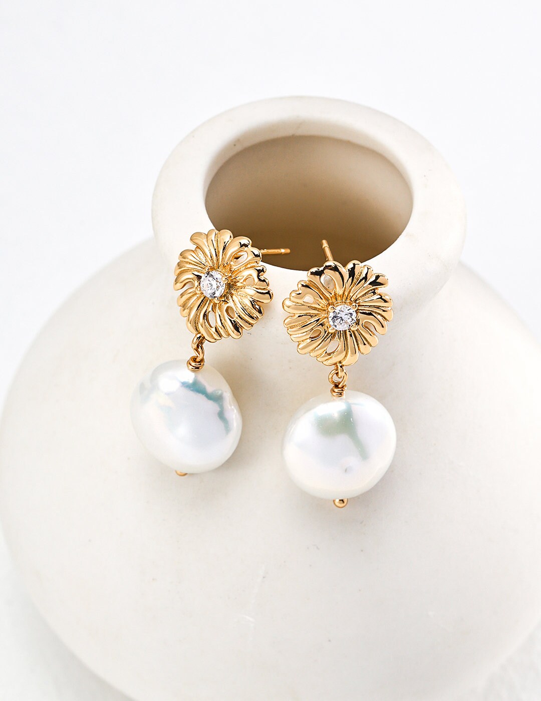 ◆VINTAGE HOLLYWOOD◆ Texture Pearl Flower Earrings VH249OEA Vintage 80's Christian Dior Flower Pearl Center Crystal