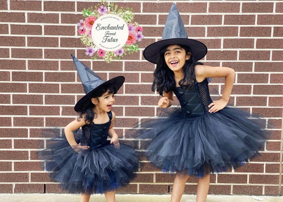 Belle Petite Fille De 3 Ans Portant Halloween Costume De Sorcière