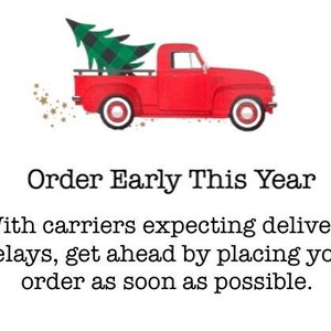 Puede incluir: Una camioneta roja con un &aacute;rbol de Navidad verde en la caja. La camioneta est&aacute; conduciendo sobre un fondo blanco con estrellas doradas. El texto "Order Early This Year" est&aacute; debajo de la camioneta. El texto "With carriers expecting delivery delays, get ahead by placing your order as soon as possible." est&aacute; debajo del texto "Order Early This Year".
