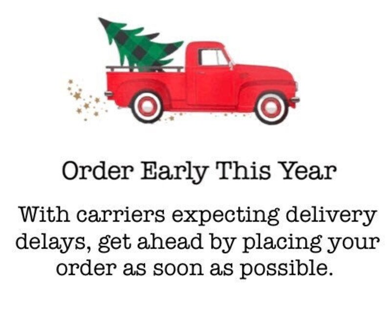 Puede incluir: Una camioneta roja con un &aacute;rbol de Navidad verde en la caja. La camioneta est&aacute; conduciendo sobre un fondo blanco con estrellas doradas. El texto "Order Early This Year" est&aacute; debajo de la camioneta. El texto "With carriers expecting delivery delays, get ahead by placing your order as soon as possible." est&aacute; debajo del texto "Order Early This Year".