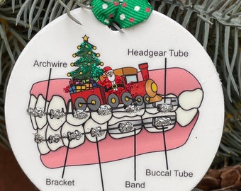 Adorno de brackets decorado a mano – Regalo para ortodoncista