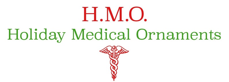 Puede incluir: Logotipo de H.M.O. Holiday Medical Ornaments con un s&iacute;mbolo de caduceo rojo sobre un fondo blanco.
