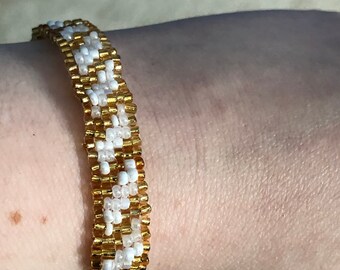 Beaded gold striped candy cane bracelet. (8 inches)