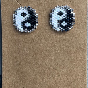 Pendientes con cuentas de Yin y Yang.