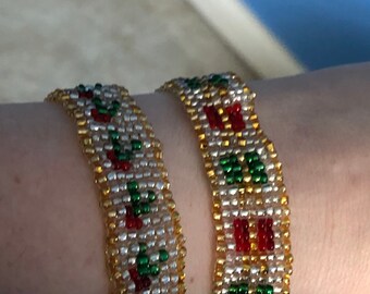 Weihnachtsperlenarmband Set ( 18 cm) Holly und Geschenke.