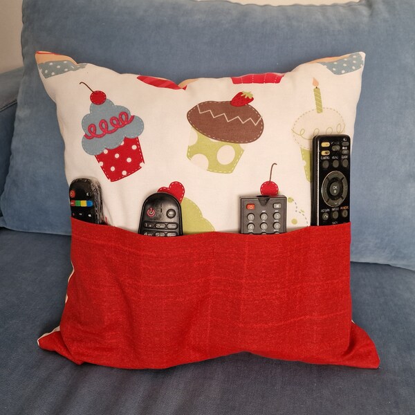 Coussin 40cm Range Télécommande, Programme TV, Lunettes, Téléphone, Accessoires, 40cm Tissus décor Cupcake Pâtisserie Gourmandise