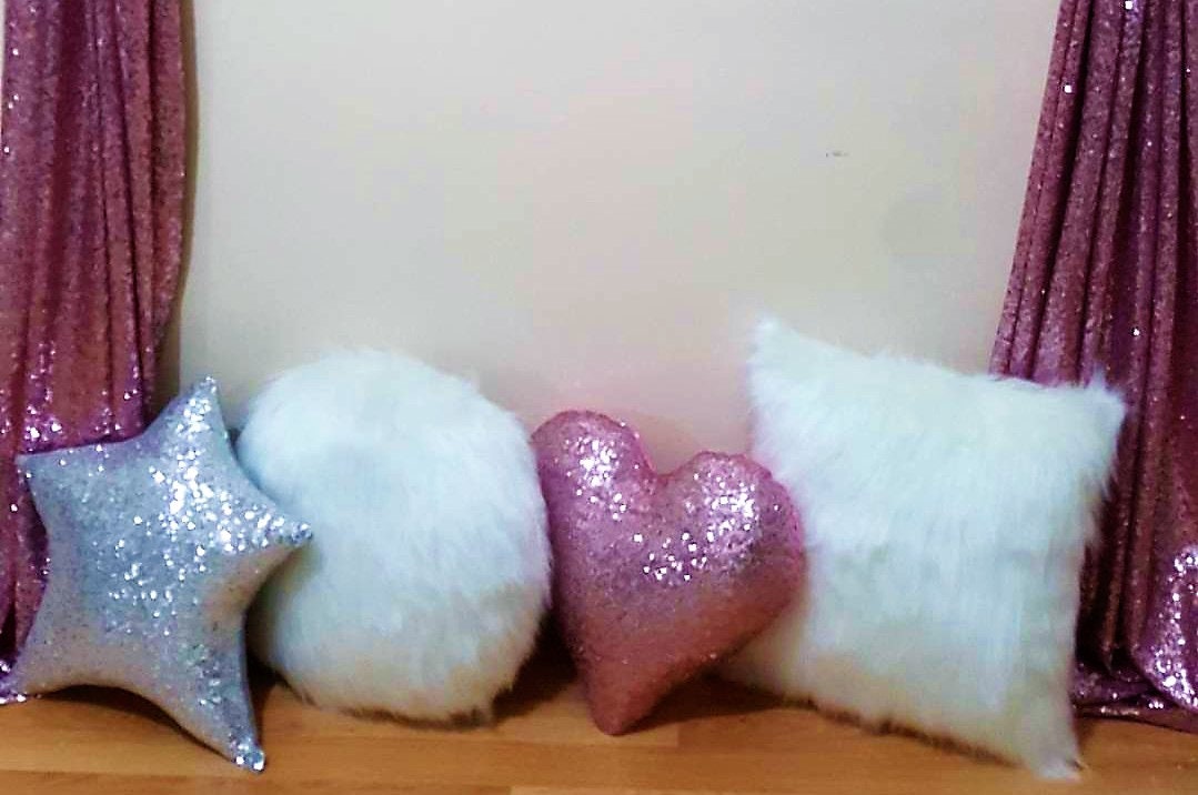 Lot de 4 Coussins Sequin Brillant et Tissus Peluche 40cm Home Déco Décoration Intérieure Fêtes Anniv