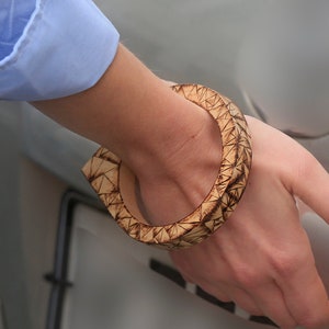 Wood burned bangle bracelet, Pyrography bracelet, Wooden geometric hand carved bangle, Abstract boho wooden natural beige brown bangle