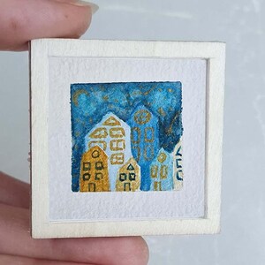 Dipinto ad acquerello originale in miniatura, scena di villaggio invernale in miniatura, case scandinave blu/oro, arte in miniatura, non una stampa, 4,2 cm/1,65 pollici