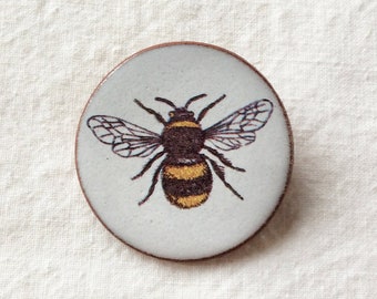 Broche bourdon en céramique, faite main, 39 mm de diamètre. Broche pour amoureux de la nature, bijoux abeille, Sauvons les abeilles, cadeau jardin, cadeau unique.