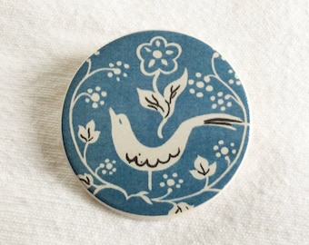 Runde, handgefertigte Keramikbrosche, Blauer Vogel-Brosche. Nach einem Design aus The Warner Textile Archive. Ein zauberhaftes Geschenk zu jedem Anlass